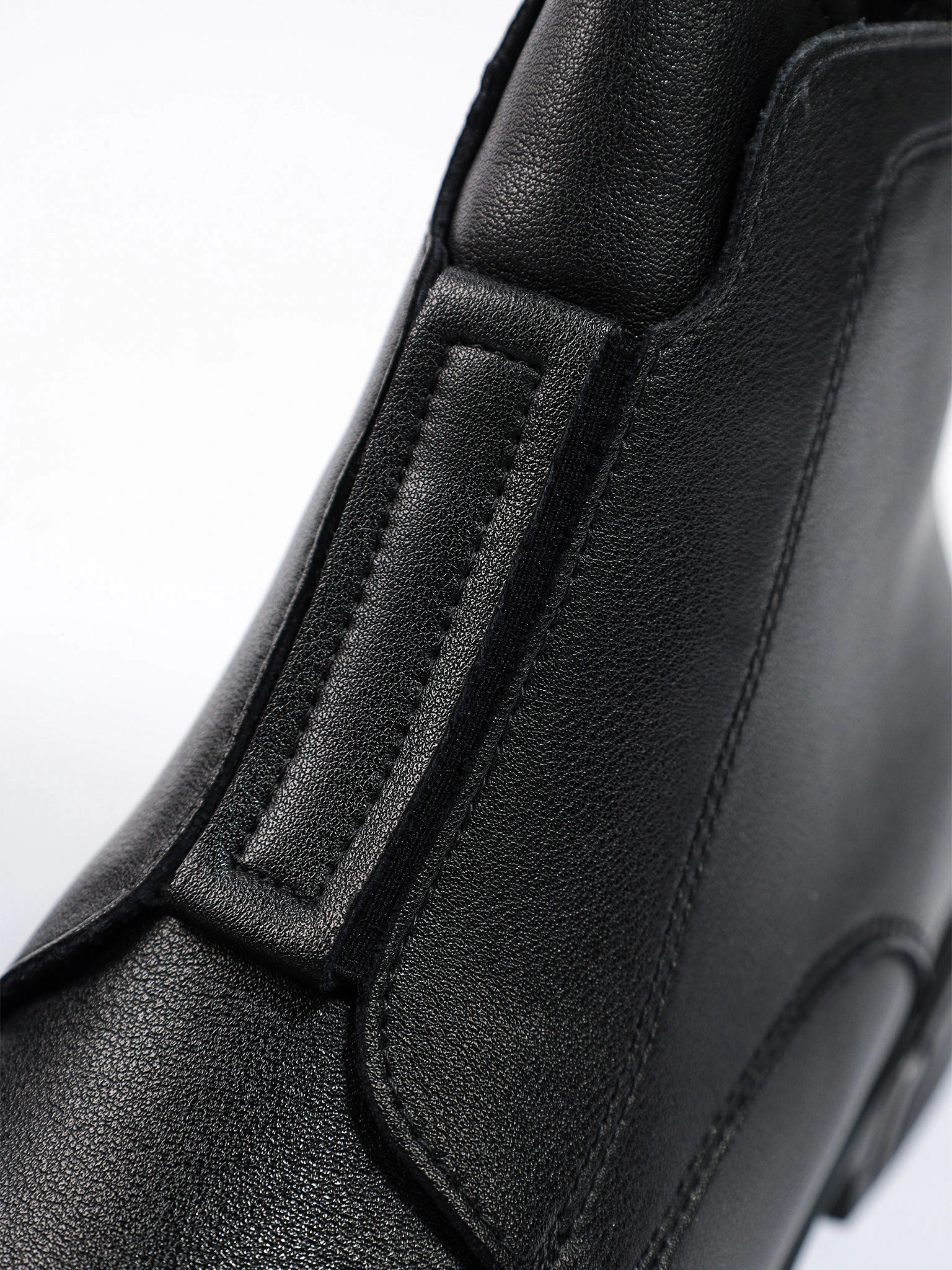 Ботинки черного цвета с эластичной вставкой спереди